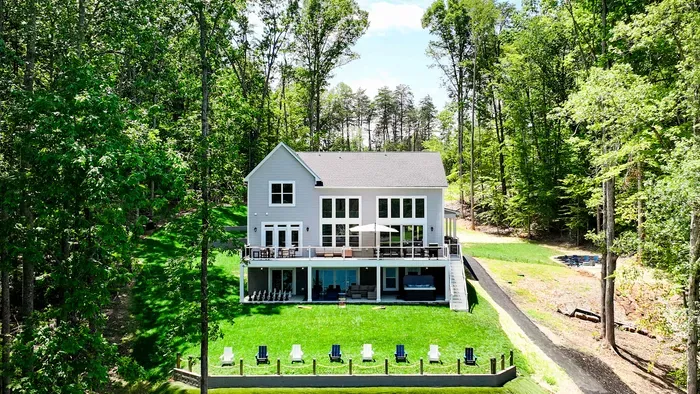 LUXE Lake Anna Lakefront, Sleeps 24, 6 Suites, Theater, BoatDock - image 37 of 160