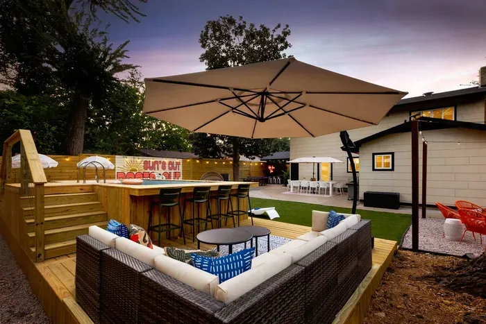 plenty of outdoor seating to sip, snack & socialize