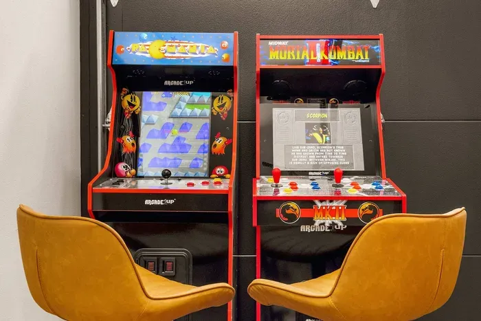 Pac-Man & Mortal Kombat