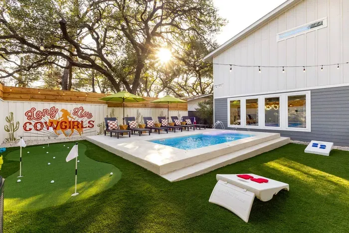 minigolf & cornhole for some fun in the sun!
