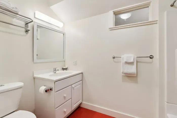 Full bathroom on the third floor.