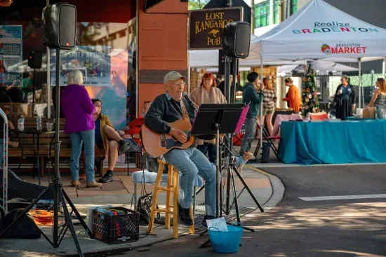 5 minutes to walk to down town main st