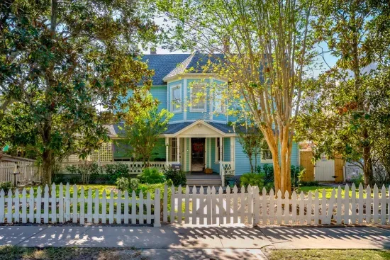 1898 Historical home - full of charm and a unique stay