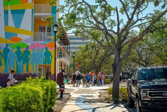 Vibrant  Main st - Great bars, restaurants and cofffe shops