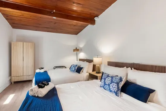 Bedroom 4 with 2 queen beds