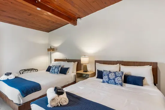 Bedroom 4 with 2 queen beds