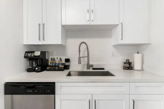 Well equipped kitchen with dishwasher