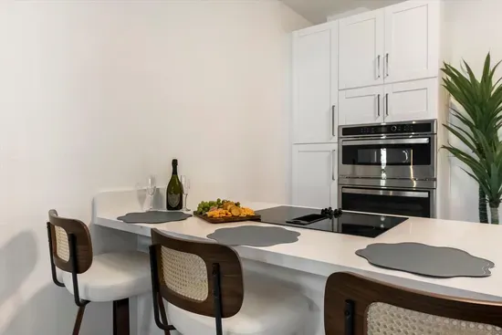 Well equipped kitchen with breakfast bar