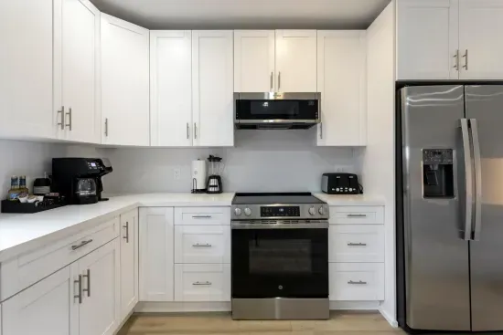 Well equipped kitchen with oven. hob, dishwasher, microwave