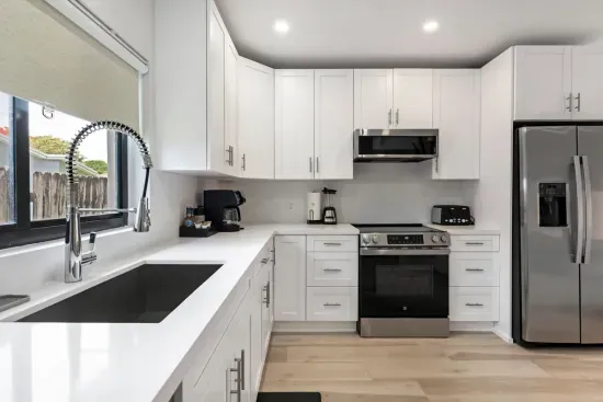 Well equipped kitchen with oven. hob, dishwasher, microwave