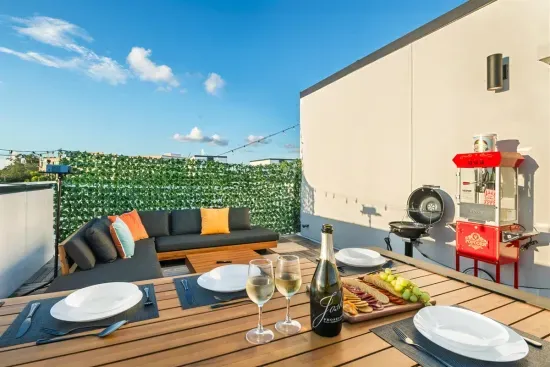 Roof terrace with seating area, movie theatre, popcorn and BBQ grill