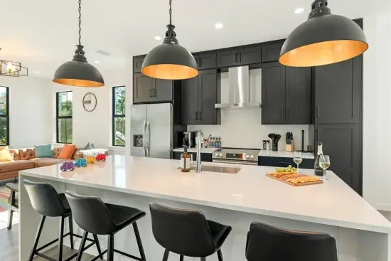 Fully equipped kitchen and dining area