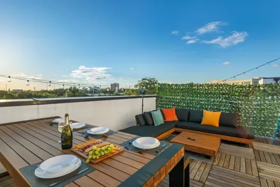 Roof terrace with seating area, movie theatre, popcorn and BBQ grill