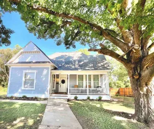 Charming Cottage Near Downtown | 1 Mile to Silos- Pet Friendly