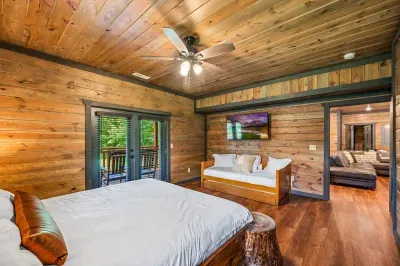 King Bedroom with Daybed and Pull Out Trundle