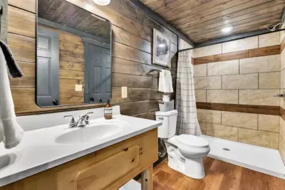 Full En Suite bathroom