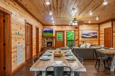 Plenty of Dining Space for Everyone!