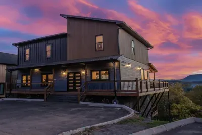 With its clean lines and modern aesthetic, Reedmont Ridge is perched high in the mountains to provide you and your group of up to 32 a perfect place to vacation and make memories.