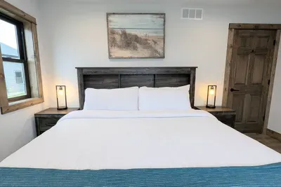 King bed with a direct view over the lake
