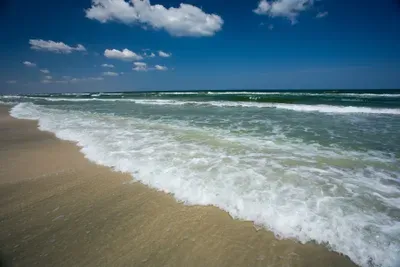 beautiful-seascape-with-blue-sky-and-fluffy-clouds-2026-01-09-15-05-31-utc