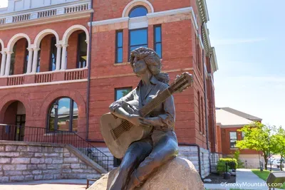 Sevierville-Dolly-Parton-Statue-5