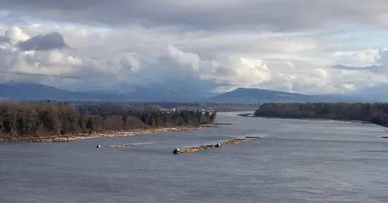 aerial-view-of-tugboat-in-fraser-river-and-mountai-2026-01-08-22-14-39-utc