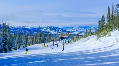 beautiful-view-of-colorado-ski-resort-on-clear-win