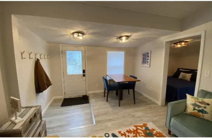 A cozy spot for shared meals or planning the day’s lake adventures.