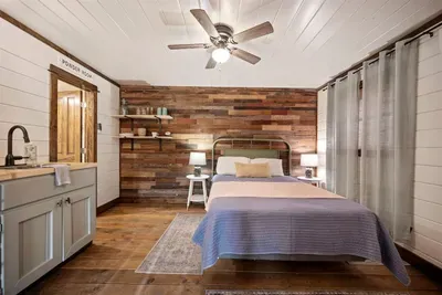 Queen bedroom in the studio