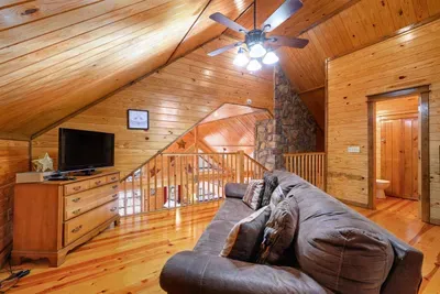 Star Creek Cabin - image 25 of 36