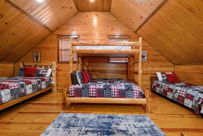 Star Creek Cabin - image 24 of 36