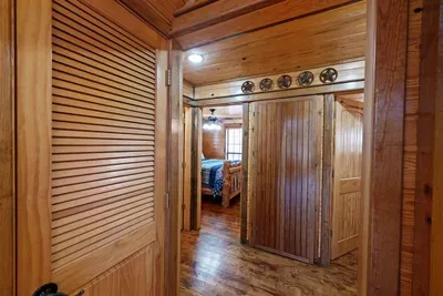 Star Creek Cabin - image 19 of 36