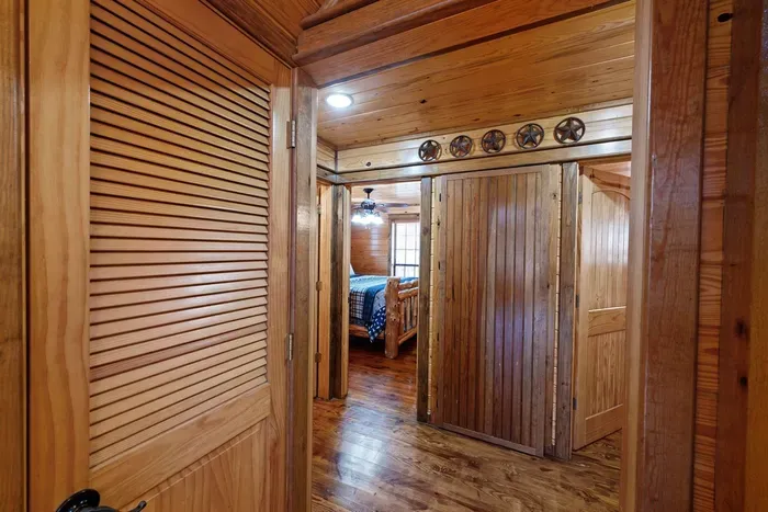Star Creek Cabin - image 19 of 36