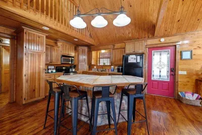 Star Creek Cabin - image 15 of 36