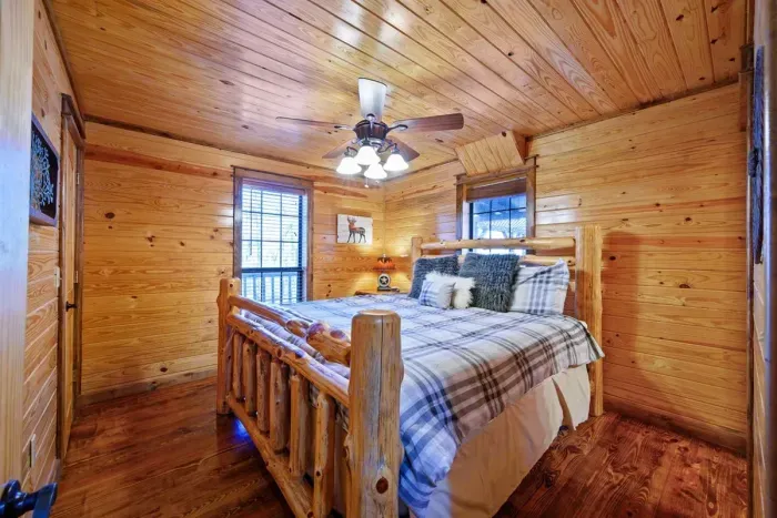 Star Creek Cabin - image 21 of 36
