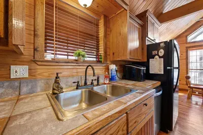 Star Creek Cabin - image 13 of 36