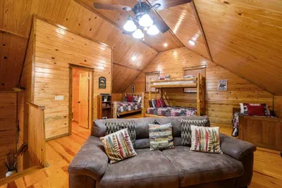 Star Creek Cabin - image 28 of 36