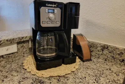 Coffee maker for drip coffee and Keurig compatible pods.