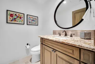 Guest 1/2  Bath