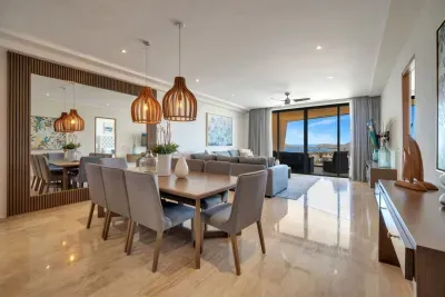 Arch views, 2 pools, 2 Jacuzzis, Gym, 3 King Beds - image 6 of 39