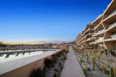 Arch views, 2 pools, 2 Jacuzzis, Gym, 3 King Beds - image 34 of 39