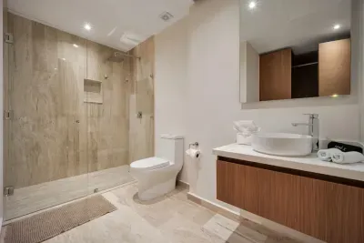 Arch views, 2 pools, 2 Jacuzzis, Gym, 3 King Beds - image 21 of 39