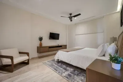 Arch views, 2 pools, 2 Jacuzzis, Gym, 3 King Beds - image 19 of 39