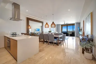 Arch views, 2 pools, 2 Jacuzzis, Gym, 3 King Beds - image 9 of 39