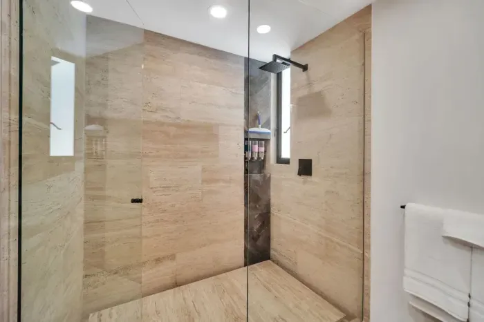 Main bathroom shower