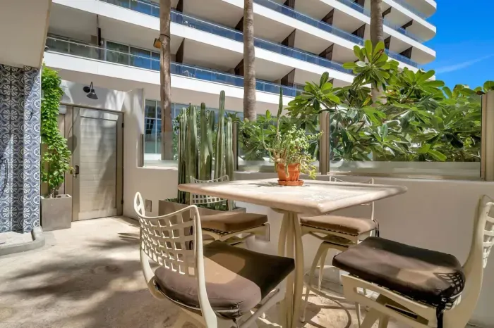 plenty of seating throughout the pool area