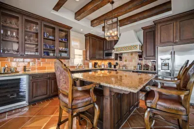 Eat-in kitchen
