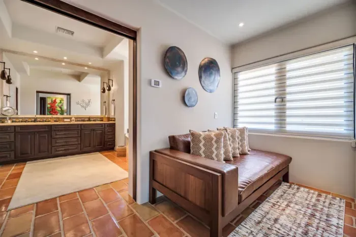 More seating in Main Suite