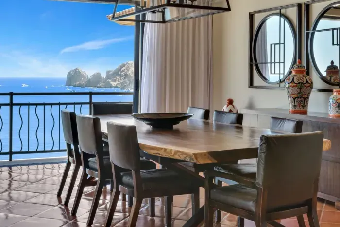 Dining for 8 people With Arch views