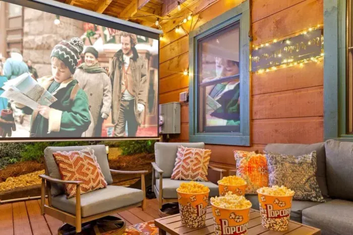 Outdoor movie nights are a favorite at Memory Maker 🍿✨ Cozy seating, a big screen, string lights, and fresh popcorn—just add your favorite movie and enjoy the mountain air.